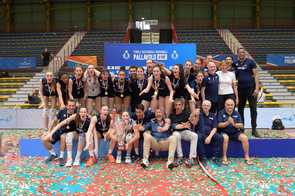1ª classificata: Volleyrò Casal De Pazzi durante Finali Nazionali Giovanili 2023 U16F Pallavolo Femminile presso Palazzetto dello Sport "Arpád Weisz" Catania IT, 4 giugno 2023.  [ID: 20230604_MB61996] Foto: Michele Benda per Federazione Italiana Pallavolo